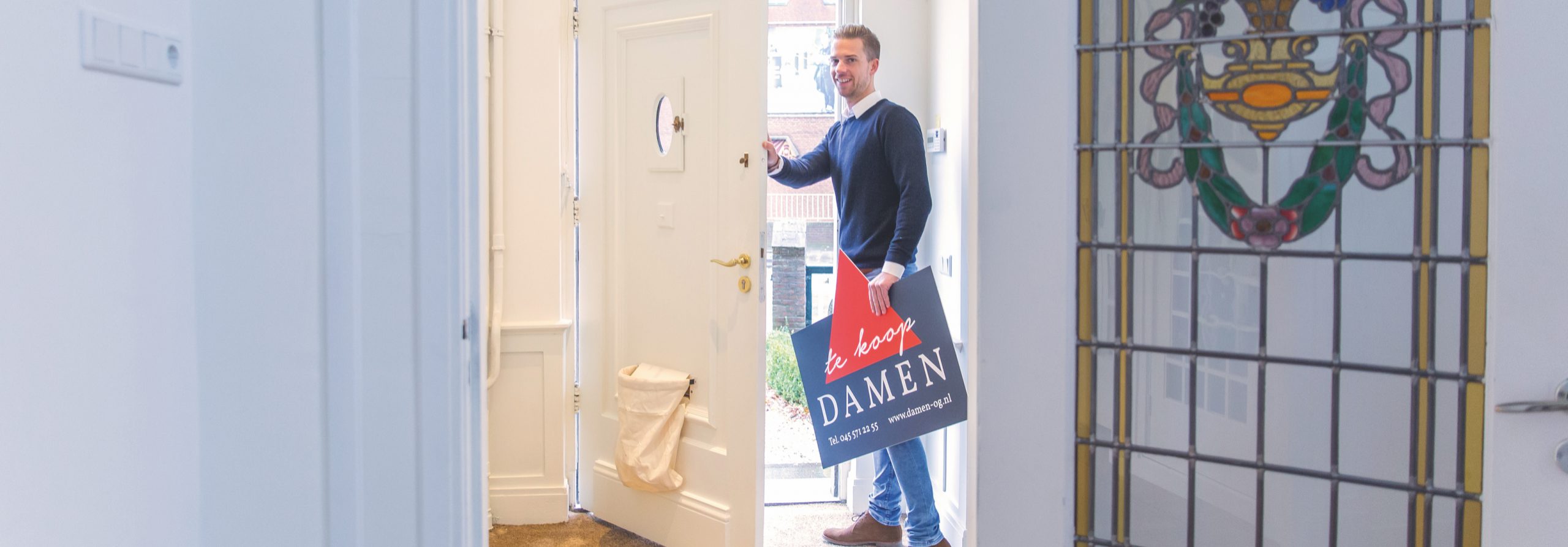 Damen: Onze makelaars staan voor u klaar. Kopen, Verkopen, Hypotheken, Taxatie, Zakelijke Taxaties, Nieuwbouw, Verhuur, Uitponden, Waardebepaling